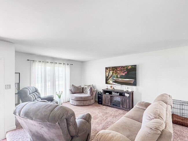 Foto del edificio - 7830 Sprucewood Ave