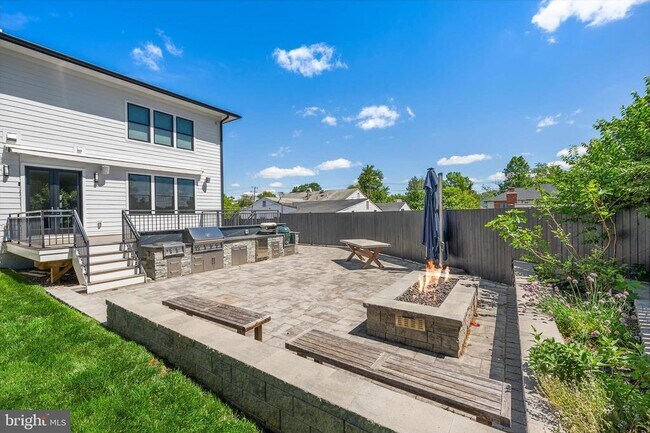 Building Photo - 6813 Dean Dr