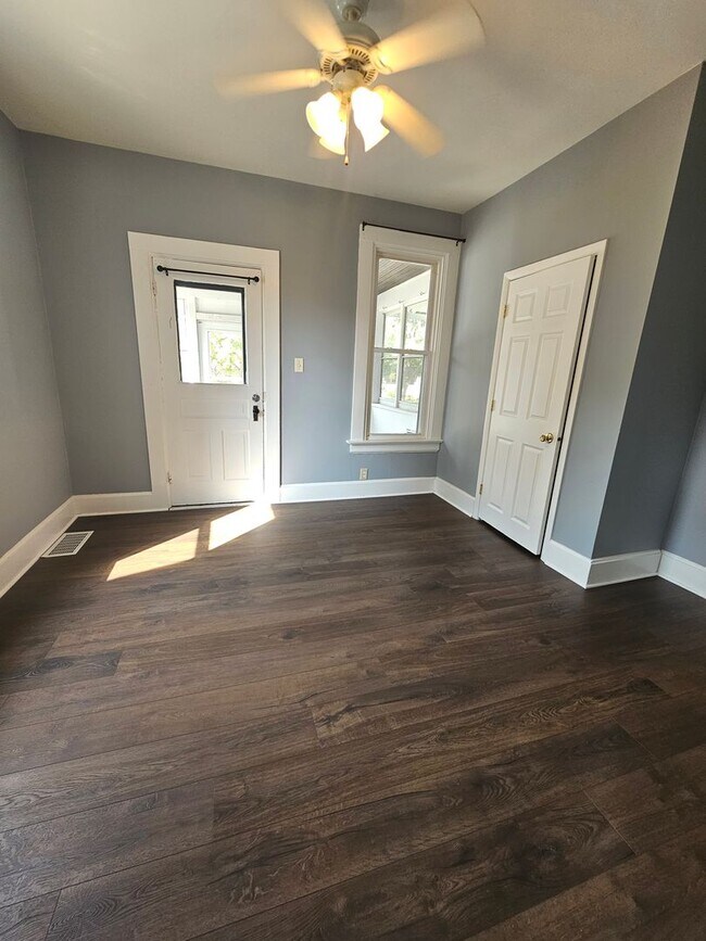 Foto del edificio - 1209/1211 W 15th St. NO MAINTENANCE WITHOUT APPROVAL call 563-505-0219