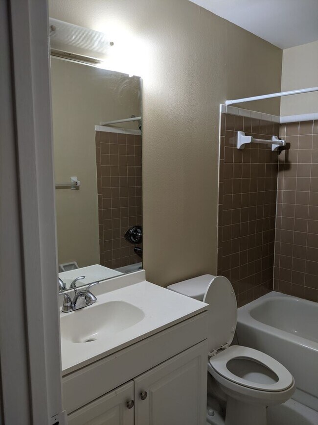 Foto del edificio - Oakwood Villas - Two Bedroom Two Bath Town...