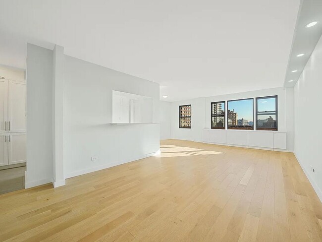 Building Photo - 460 E 79th St