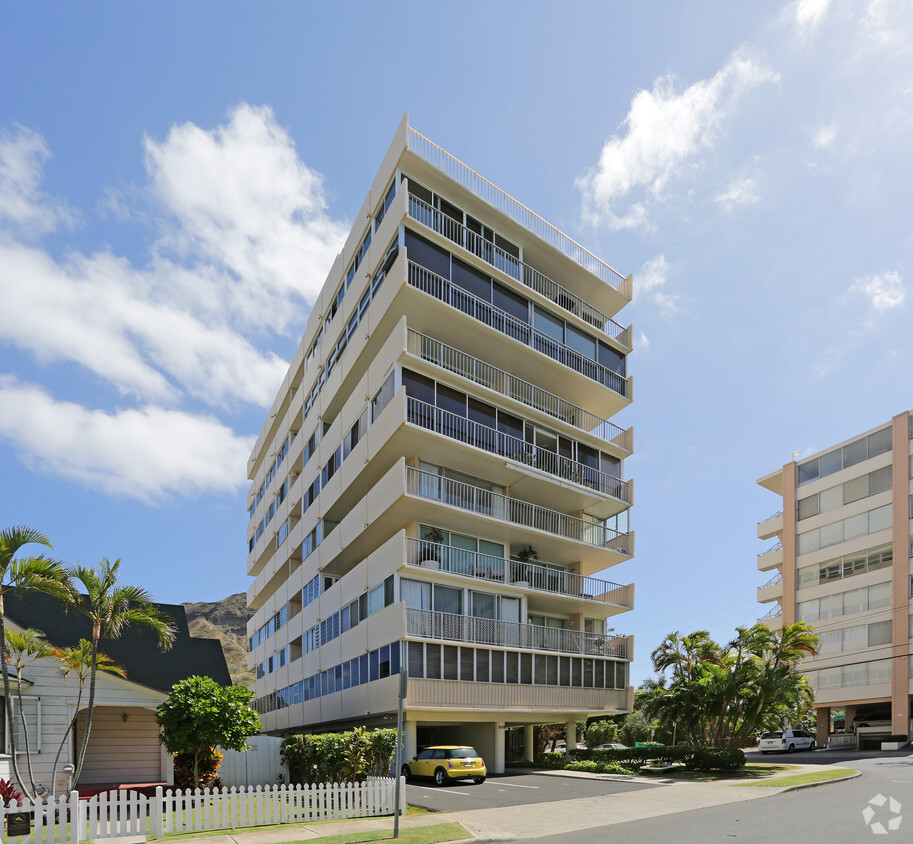 Building Photo - 3056 Kalakaua Ave