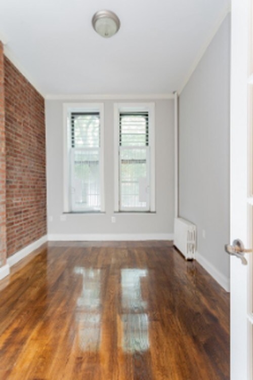 Building Photo - 323 E 10th St