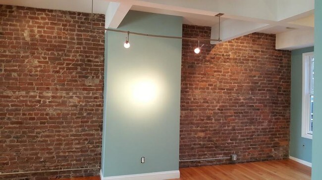 Building Photo - 715 Westminster St