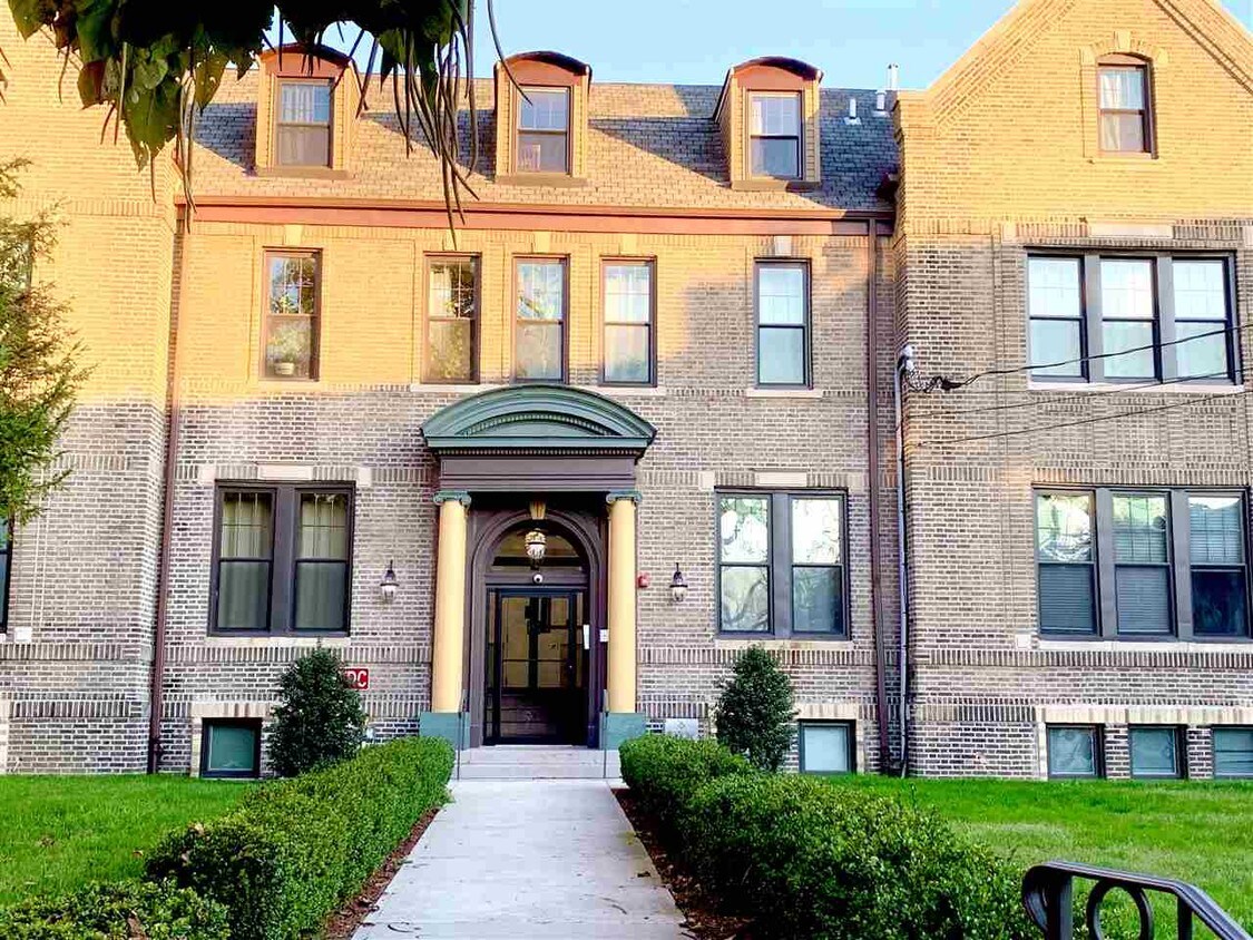 Primary Photo - 78 Summit Ave