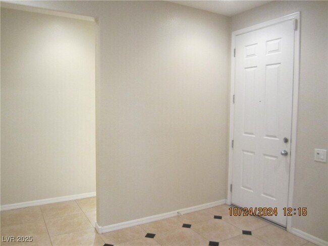 Foto del edificio - 3225 Brambling Ave