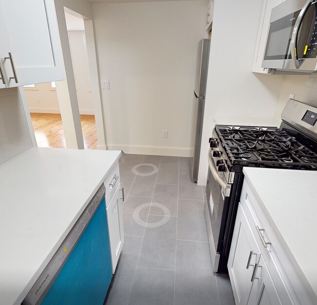Building Photo - Avl Now - No Fee! Renovated 1BR near Harva...