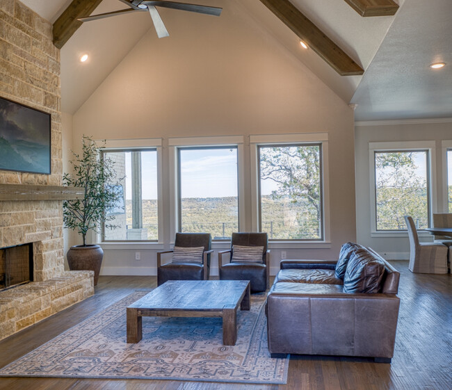 Building Photo - 440 Valley Vista