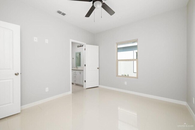 Foto del edificio - 300 W Rutherford Ave