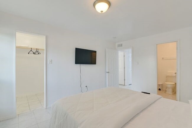 Building Photo - 10100 S Gessner Rd