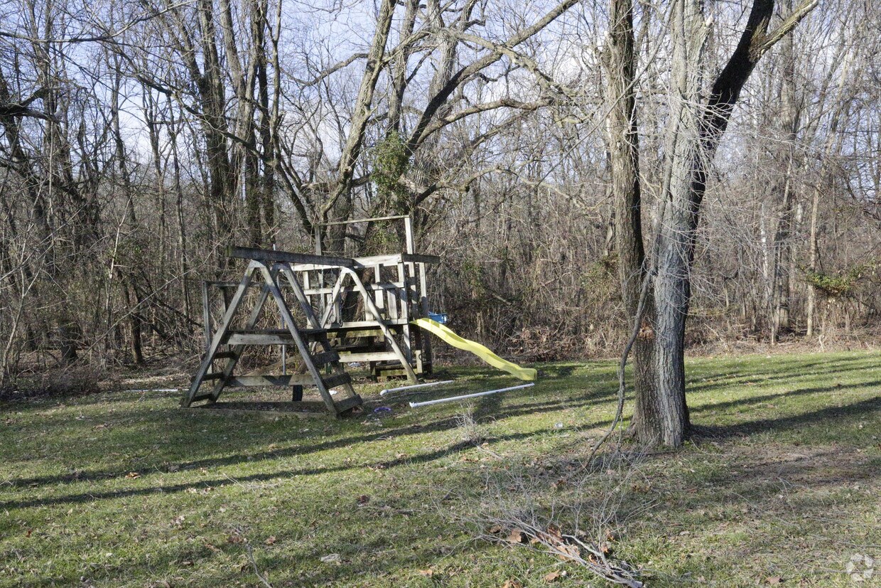 Área de juegos para niños - 331-333 Pendleton Dr