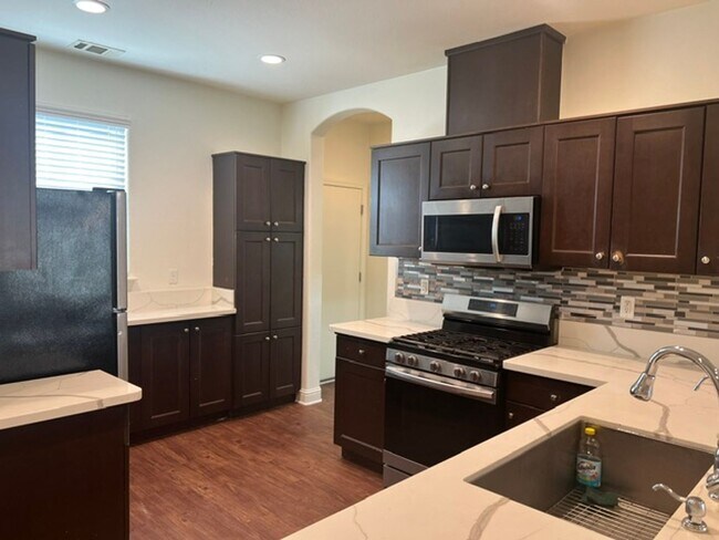Building Photo - Dinuba House For Rent
