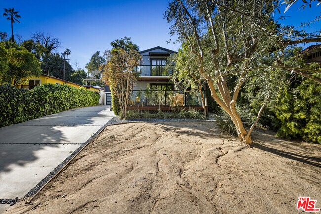 Foto del edificio - 1057 N Ave 49