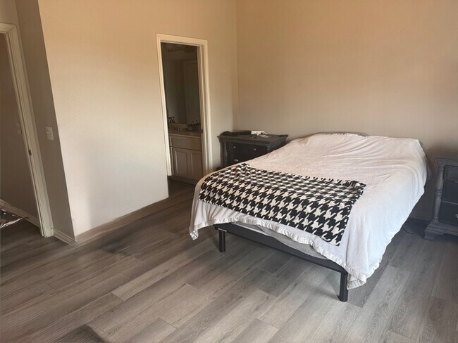 Foto del edificio - 528 Refugio St