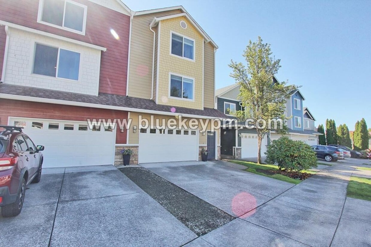 Foto principal - 3 Bed, 3.5 Baths Townhome With Garage Leve...