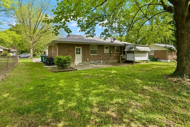 Building Photo - 2 Forest Home Ct