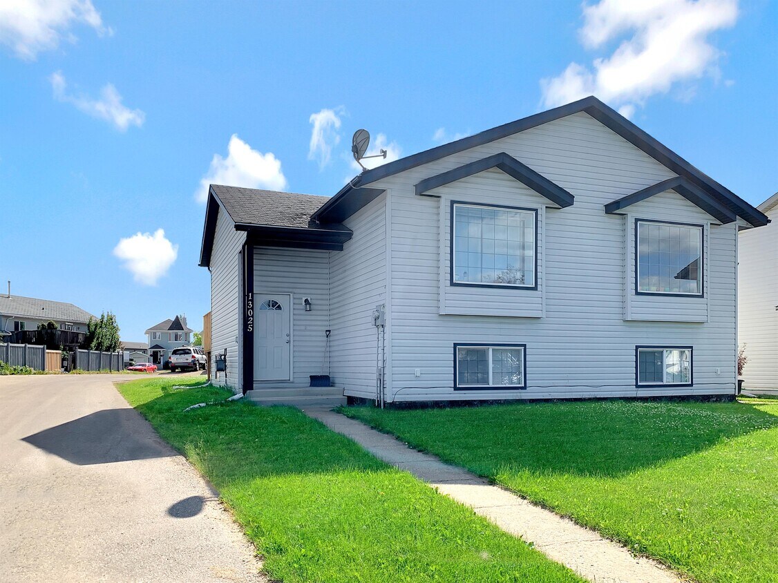 Primary Photo - 13025-13095 95 St