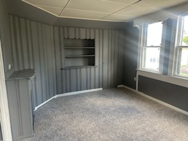 Building Photo - 2-Bedroom Apartment in Quiet 4-Plex with O...