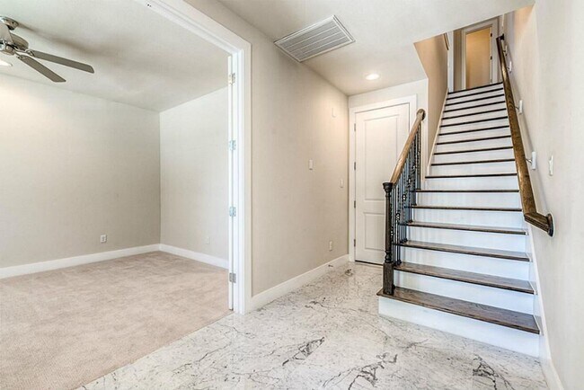 Foto del edificio - 3 Bed 3 bath Townhome centrally located in...