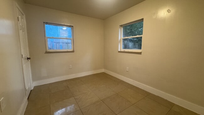 Building Photo - 1044 Maynard St