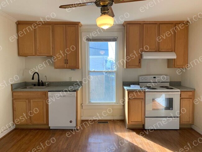 Building Photo - 105 N Oak Ave