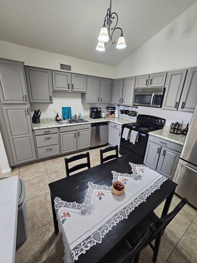 Foto del edificio - UNFURNISHED  NO UTILITIES ~   PARTIALLY   FURNISHED TENANT BILLED FOR ELECTRIC