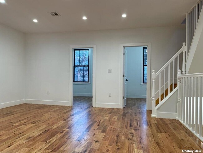Foto del edificio - 242 Warwick St