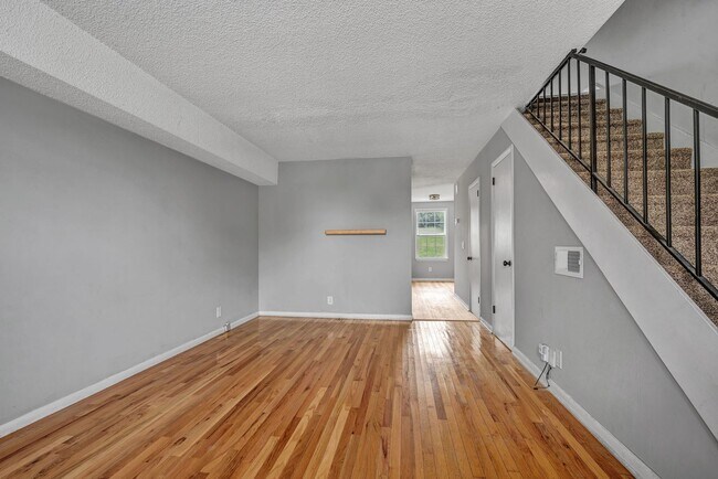 Building Photo - West Nashville 2-bedroom, 1.5-bathroom