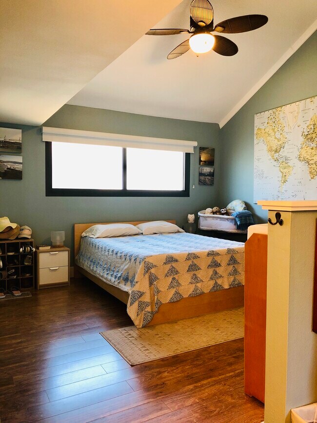 loft bedroom - 3982 Voltaire St