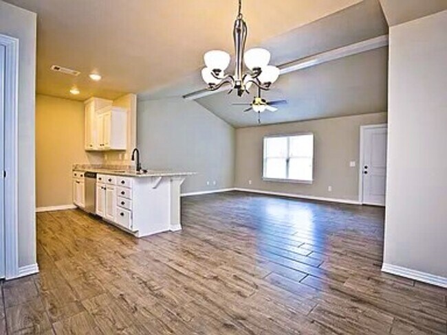 Foto del edificio - SUPER NICE TOWNHOUSE LOCATED ON DIXIELAND RD!!!