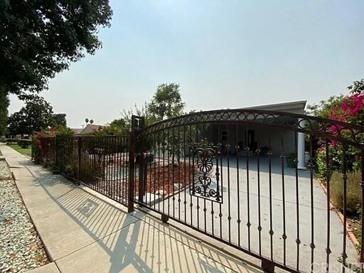 Foto del edificio - 6657 Enfield Ave