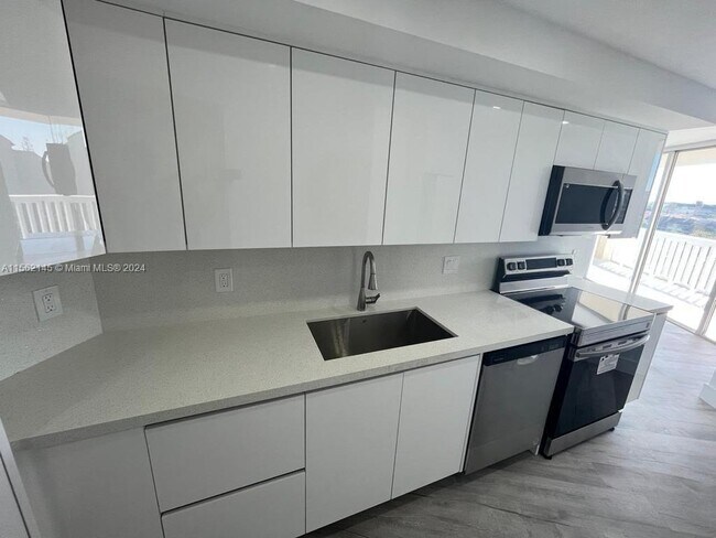 Foto del edificio - 6921 Environ Blvd