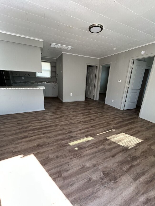 Building Photo - 304 E Park St