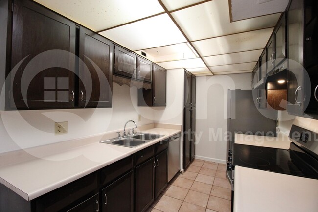 Foto del edificio - 6074 W Golden Ln