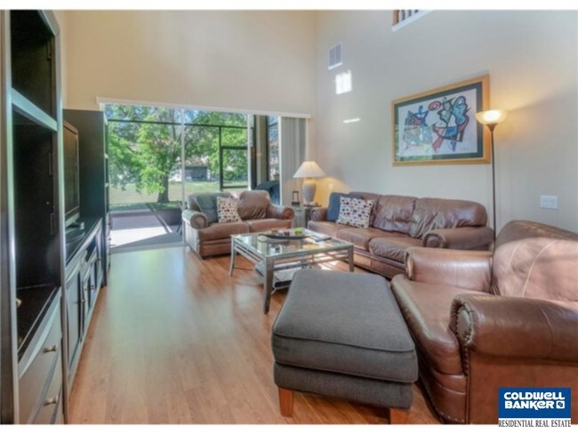 Foto del edificio - Townhome in Guard Gated Community