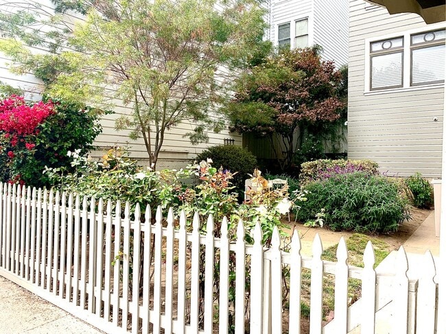 Building Photo - 2720 Sacramento St