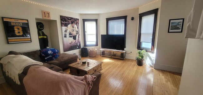 Foto del edificio - See YT Video Tour!  Just Renovated Apt in ...