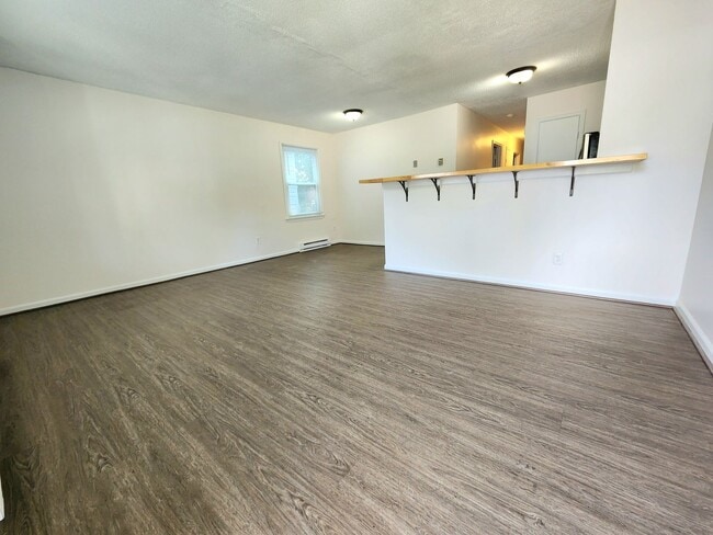Building Photo - Udated Duplex Near ODU!