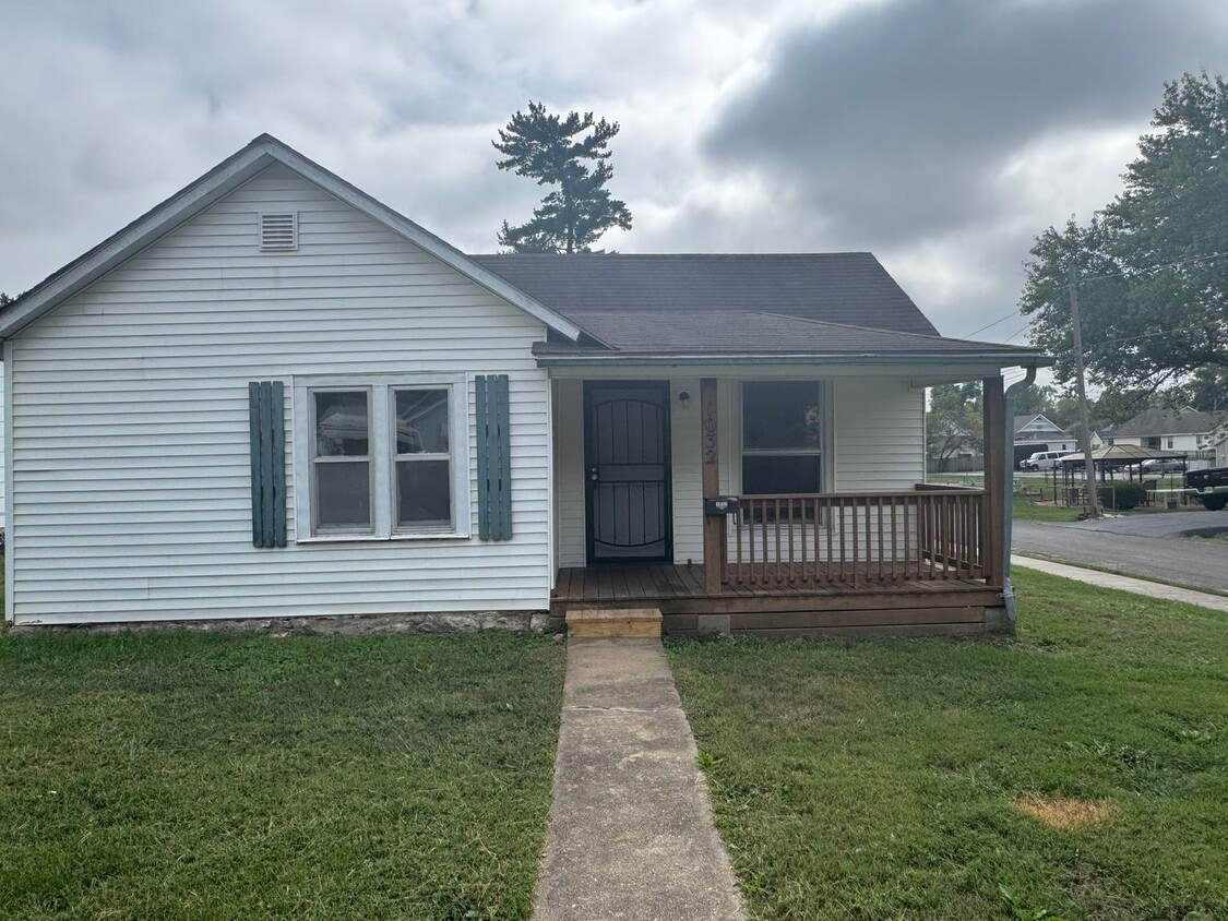Primary Photo - Mid-town 1 bedroom home