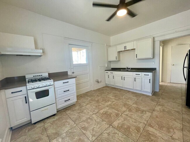 Foto del edificio - Spacious 1 Bedroom in Ontario!