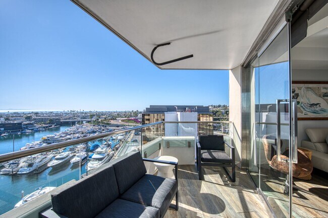 Foto del edificio - Breathtaking Bay and Ocean Views! Gorgeous Home on 7th Floor of Secured Newport Towers High-rise ...