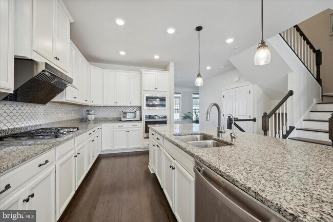 Foto del edificio - 831 Stonecliffe Rd