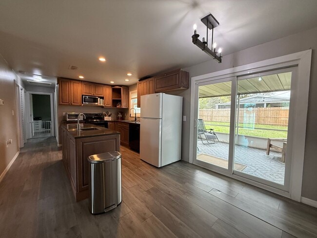 Foto del edificio - Spacious 4-bedroom, 2-bath pool home