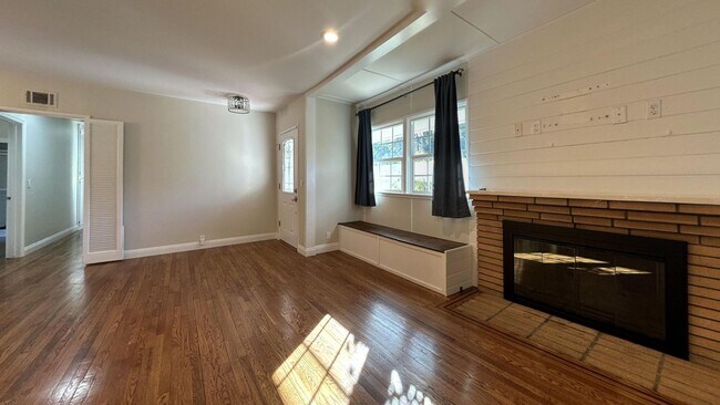 Foto del edificio - PRICE REDUCTION! Gorgeous 4 Bedroom 4 Bath...