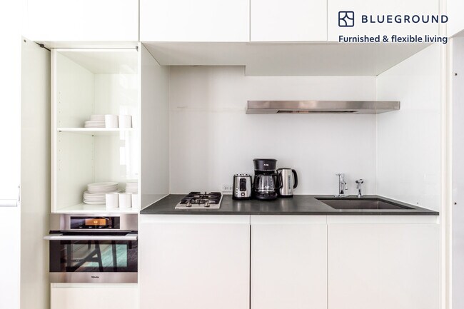 Building Photo - 70 W 45th St