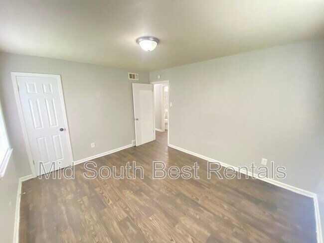 Building Photo - 276 E Shelby Dr