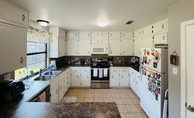 Foto del edificio - Beautiful 3-bedroom 2-bathroom house.