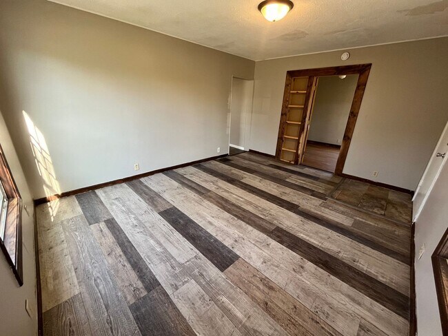 Building Photo - 3 Bedroom Home