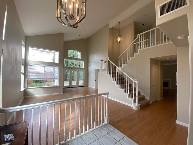 Building Photo - Union City 5 BD + Loft/ 3.5 BA Detached Ho...