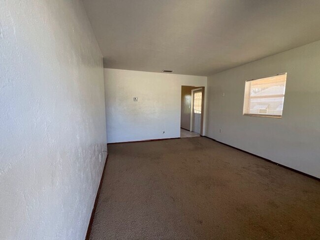 Foto del edificio - 3 Bedroom 1 Bath-1/2 of a Duplex Available...